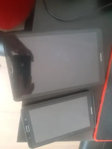 2 Tablet da Samsung funcionando e com película