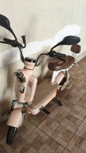 Scooter rosa elétrica