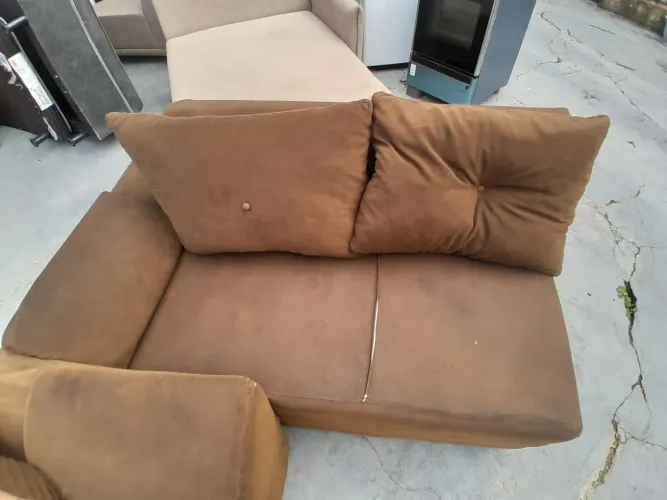 Sofá pra vender logo 200,00 sem choro vindo buscar .