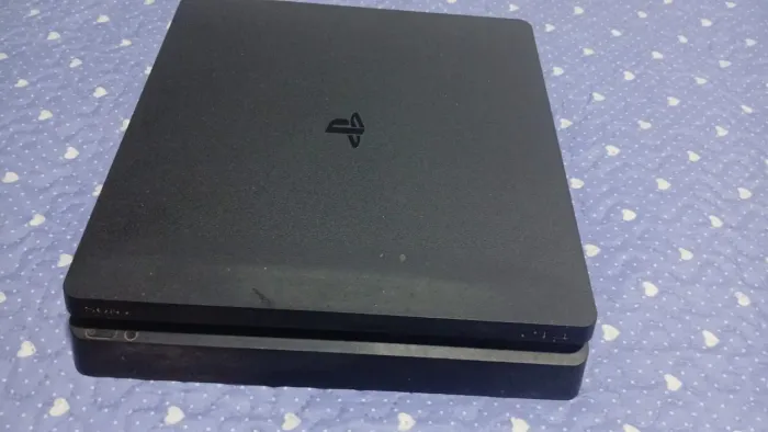 Playstation 4 - Acompanha 4 jogos e 1 controle