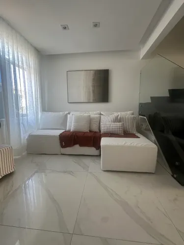 Sofá com capa de sarja 