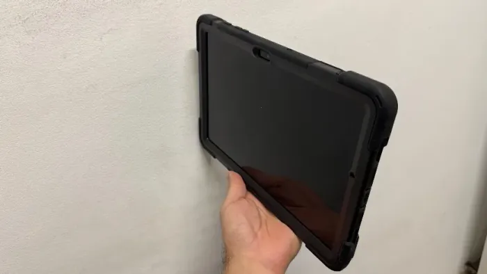 Tablet Galaxy A9+ com capa reforçada