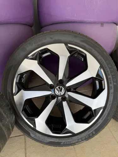 Roda 18 Pneus Itaro meia vida 225/45, $2.300