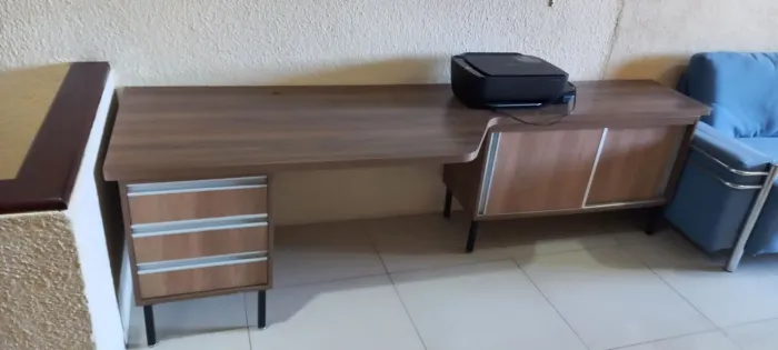 Mesa de escritório com gaveteiro e estante