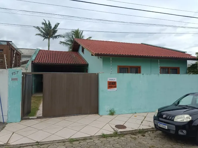 Casa à venda 3 dormitórios, 2 suítes e 5 vagas de 400m2 - Balneário, Florianópolis/SC