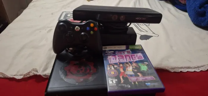 xbox 360 slim desbloqueado com erro, acompanha fonte, controle sem fio e kinect.