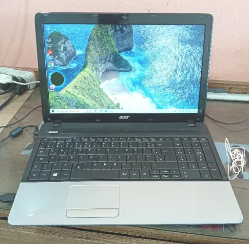 Notebook Acer E1-531-2606. Defeito na tela mas dá pra usar..
