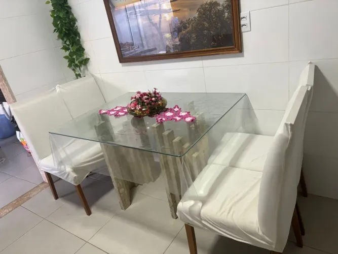 Mesa de jantar com 4 cadeiras 