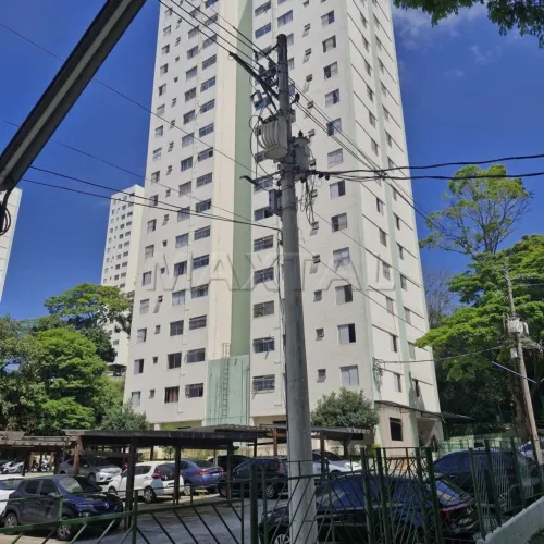Apartamento na Vila Irmãos Arnoni com 2 quartos, sala, cozinha, banheiro e área.