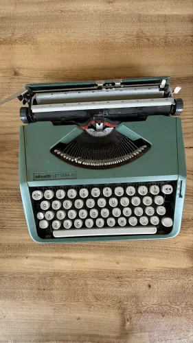 Máquina de Escrever Olivetti Lettera 82