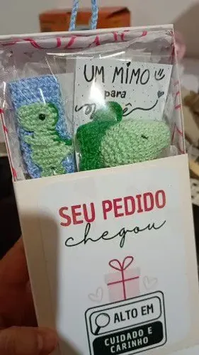 Prendedor de chupeta e um mimo em crochê - Tema Dinossauro