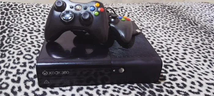 XBOX 360 500GB + 2 CONTROLES | 1 SEM FIO + 1 COM FIO PERFEITO ESTADO|