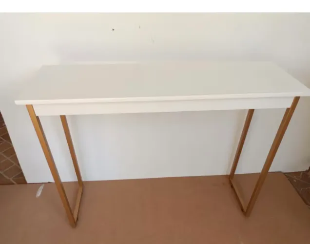Aparador industrial branco e dourado