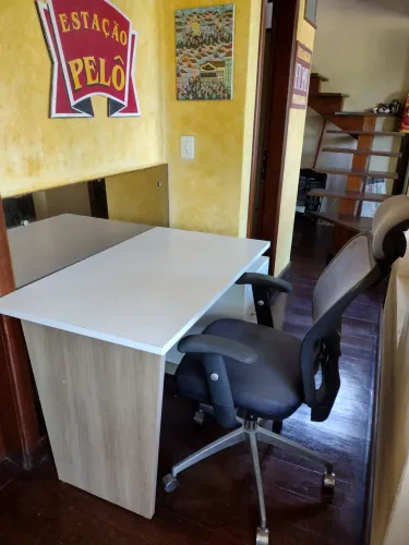 Mesa e cadeira de escritório usados em boas condições.