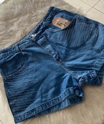 Vende-se shorts jeans tamanho 40, nunca usado comprei e não coube.