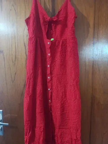Vestido midi vermelho FARM, com alcinhas, amarração e botões frontais.