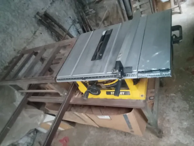 Serra esquadrejadeira par a marcenaria com a mesa  esqradrejadeira