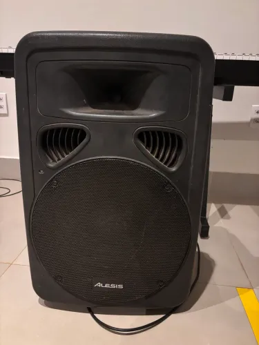 Caixa ativa Alesis 15