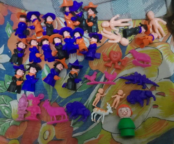 Coleção de miniaturas de bonecos e animais de plásticos antigos e novos