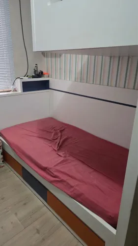 Beliche planejada com mesa de estudo e gavetas para organizar roupas