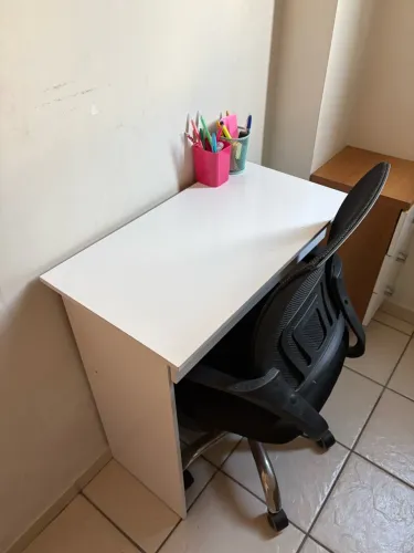Escrivaninha e cadeira