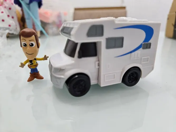 Miniatura motorhome Toy Story 4 + miniatura Woody