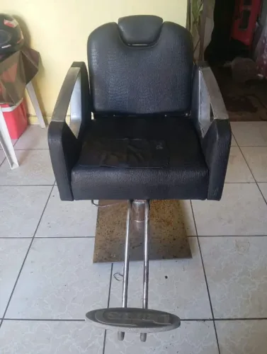 Vendo cadeira de barbeiro hidráulica tudo funcionando perfeitamente e cadeira de clientes.