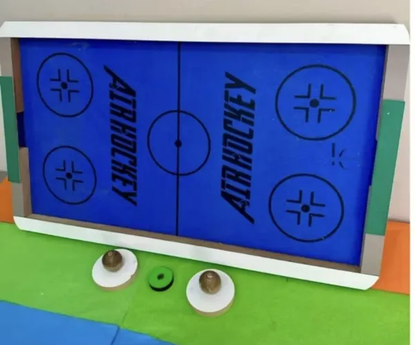 Jogo de air jockey pedagógico de madeira com batedores e disco 