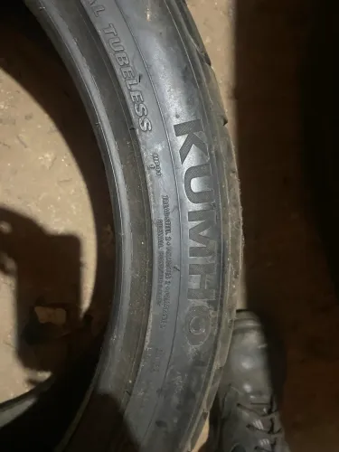 01 pneu 255/40/21 khumo