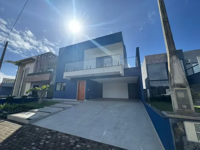 Casa em condomínio fechado localizada lado praia a 3000 metros lado, com 4 quartos (sendo