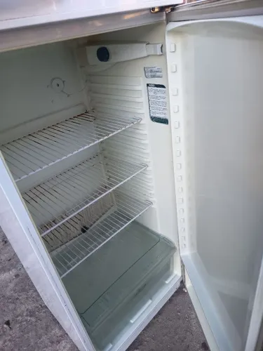 Vendo geladeira muito boa 400 reais