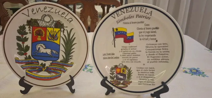 Par de Pratos Decorativos em Porcelana - Venezuela - Brasão Nacional e Símbolos Pátrios