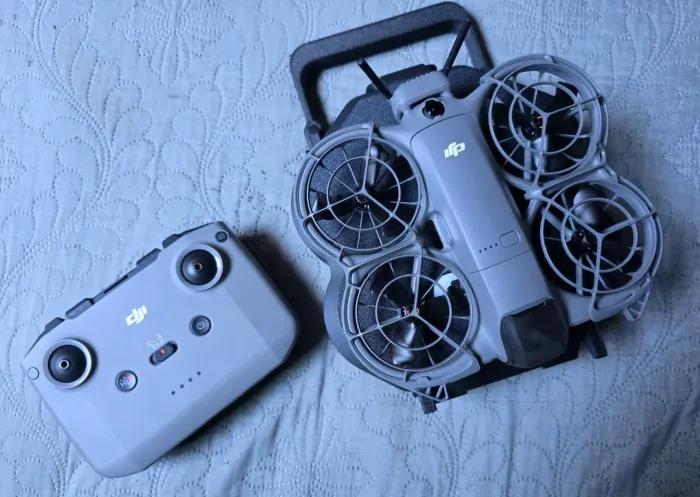 Drone DJI Neo 2 homologado com rádio e uma bateria.