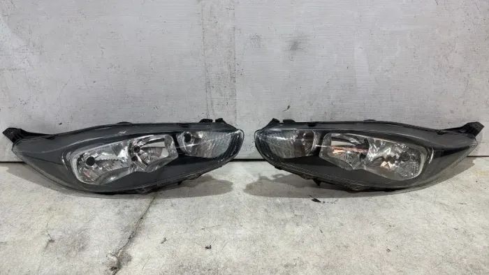 Par de farol New Fiesta 2013 2014 2015 2016