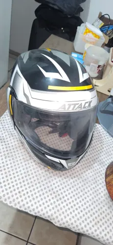 Capacete escamoteavel