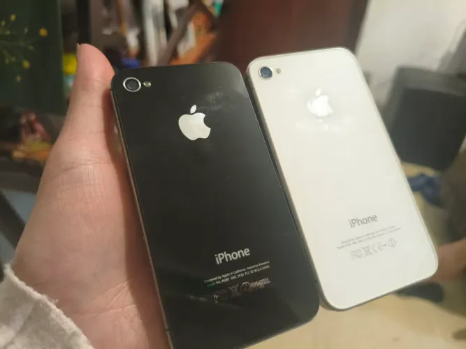 Dois iPhone 4 e um iPhone 5