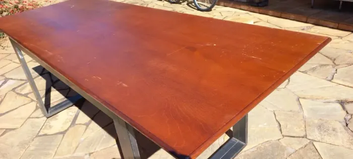Mesa pés de ferro e tampão de madeira