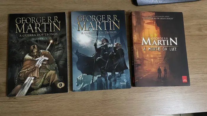 Livro a morte da luz e hq guerra dos tronos volume 1 e 2