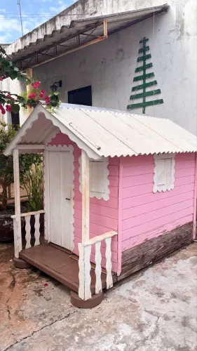 Casinha de boneca de madeira