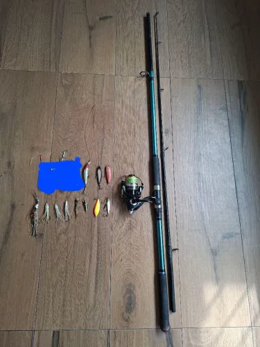 Vara de pesca com molinete e iscas artificiais