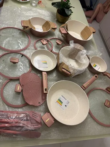 Vendo conjunto de panelas,marca Bella Capri da linha Edu Guedes.
