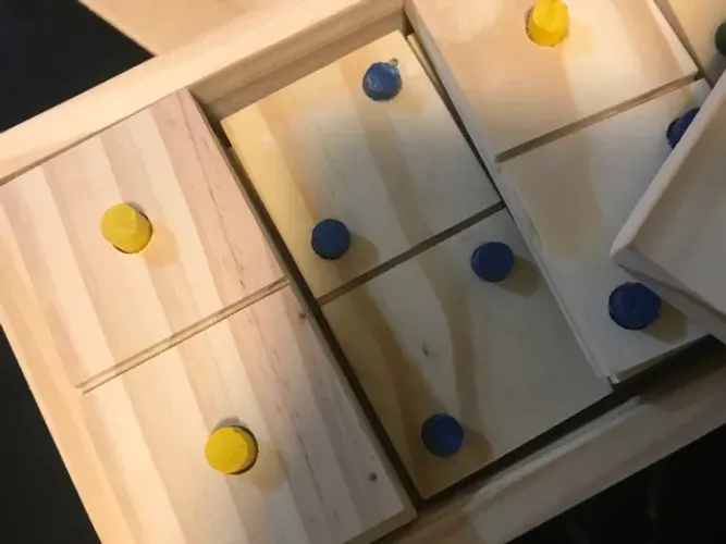 Um jogo de tabuleiro educativo em madeira, para pessoas de baixa visão, perfeito para esti