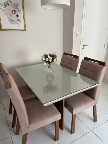 Mesa com tampo de vidro e 4 cadeiras