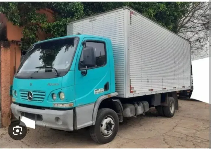 Baú e caminhão carroceria disponível 