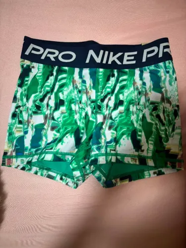 Vendo shorts Nike pro para treinar tamanho m cor Verde possui modelagem cintura justa