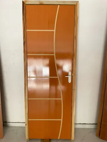 Porta de madeira com caixonete em madeira