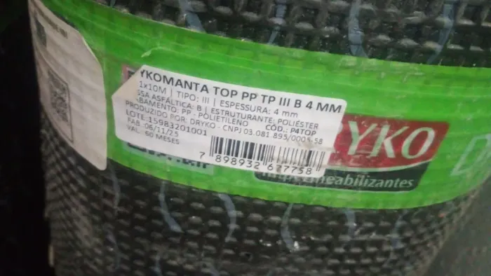 Vendo se 17 rolos de mantas asfáltica da marca drikomanta sendo 6 de 3 mm e 11 de 4 mm
