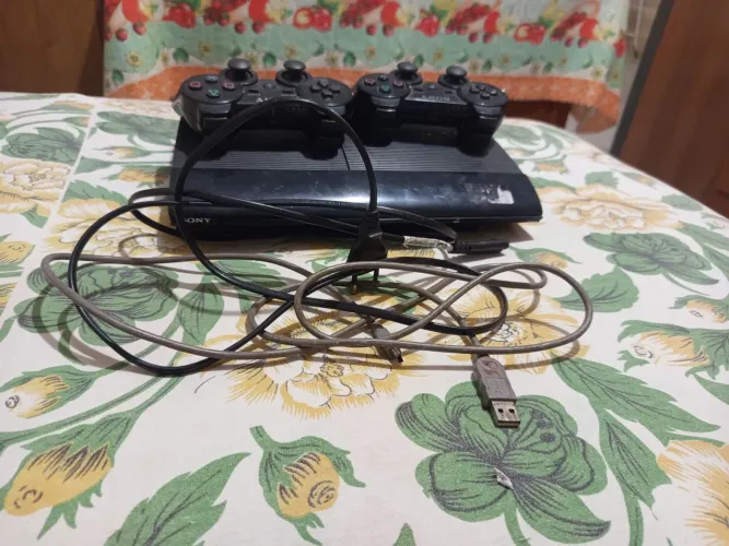 PS3 2 controles cabo desligar o videogame e o cabo de carregador do controle e GTA v de CD