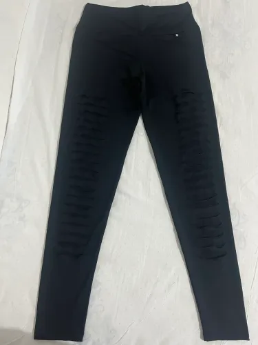 Calça legging com recortes nas pernas preta 
