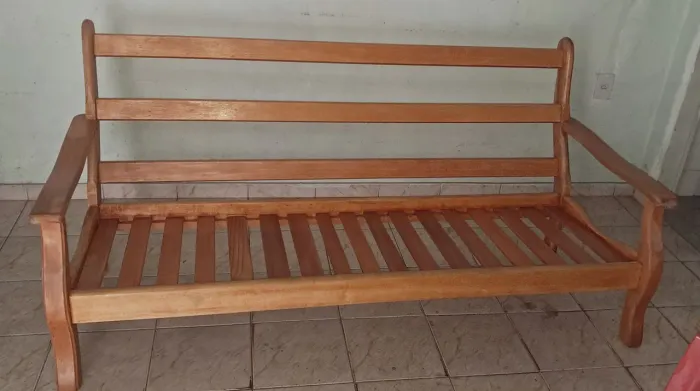 Sofá de 3 lugares com almofadas